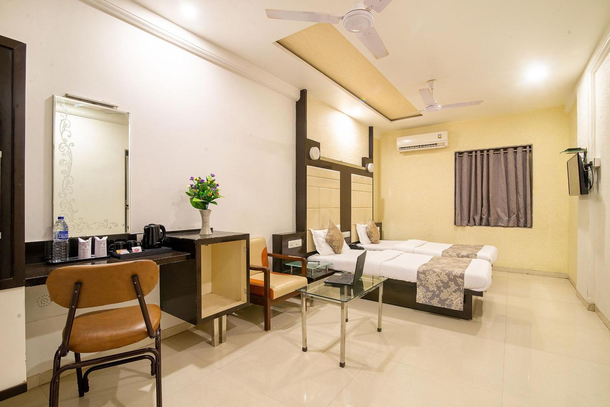 Hotel Satkar Сурат Экстерьер фото